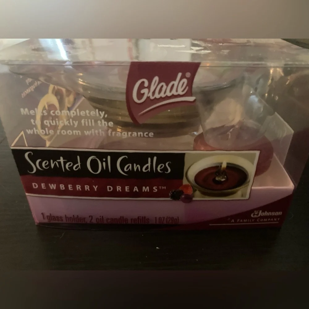 Glade scented oil candles in dewberry dreams scent. Comes with holder & 2 candle